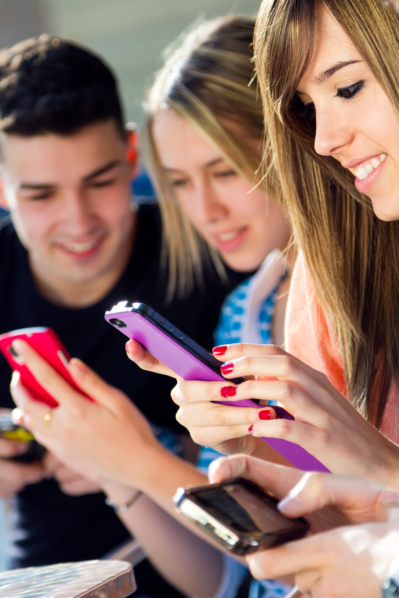 joven-de-telefonos-inteligentes-de-lectura-mujeres-jovenes-moviles